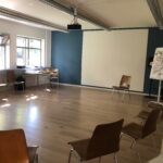 und zwei grossen Schulzimmern